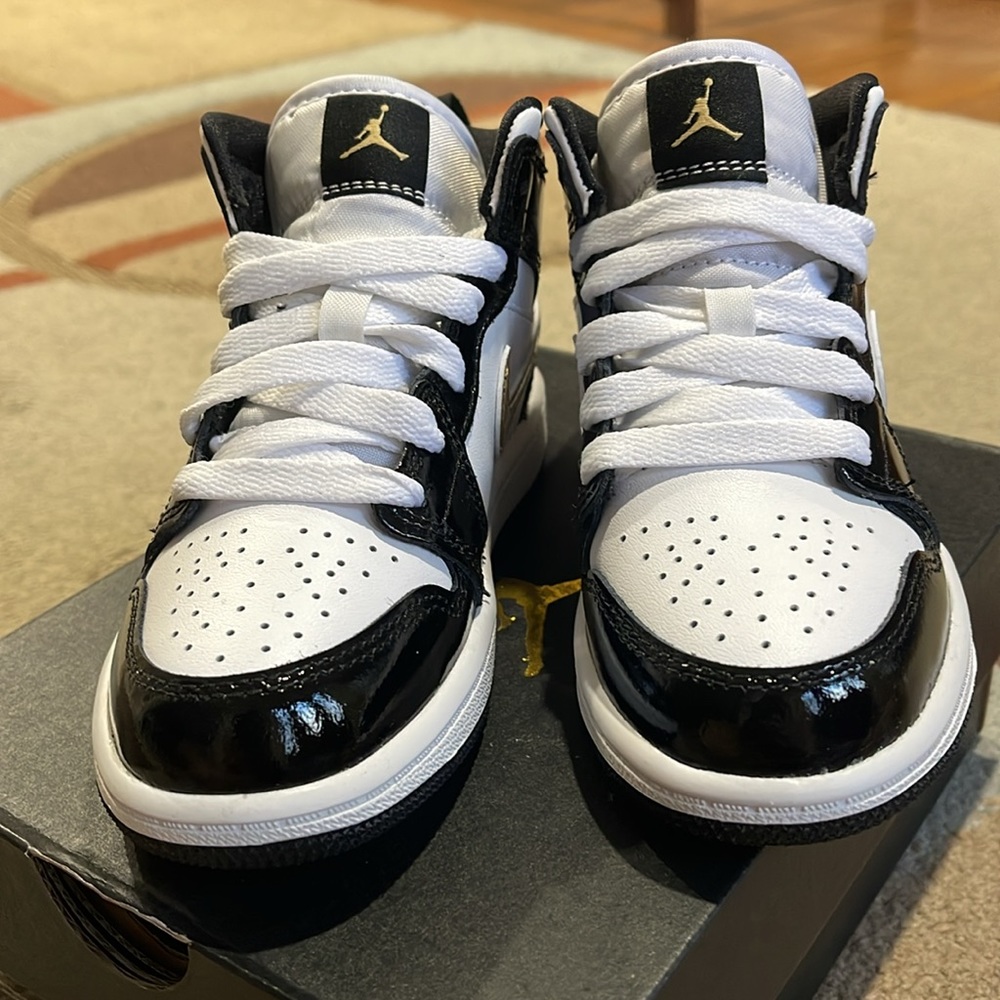 Jordan 1 Mid SE (PE)